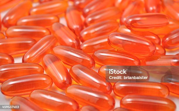 Omega 3 Capsule Di Olio Di Pescesalmone - Fotografie stock e altre immagini di Capsula - Capsula, Gel per capelli, Morbidezza