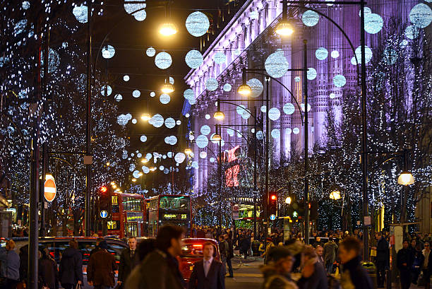 ロンドンのクリスマスの買い物客 - selfridges ストックフォトと画像