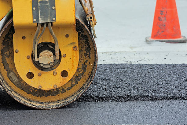 strada di riparazione - contracting asphalt steamroller construction foto e immagini stock