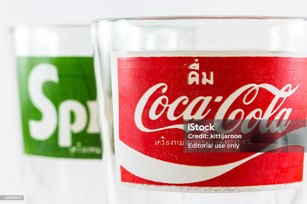 Coca -Cola （コカコーラ）が、スプライト前景と背景にクラシックなロゴの空のグラス - エディトリアルのロイヤリティフリーストックフォト