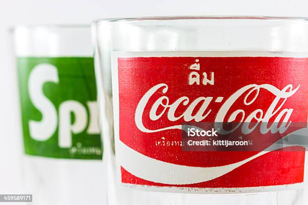 Coca Cola コカコーラがスプライト前景と背景にクラシックなロゴの空のグラス - エディトリアルのストックフォトや画像を多数ご用意 - エディトリアル, エルフ, カットアウト