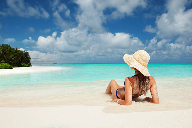 молодых моды женщина, расслабиться на пляже - swimwear caribbean sea beach water стоковые фото и изображения