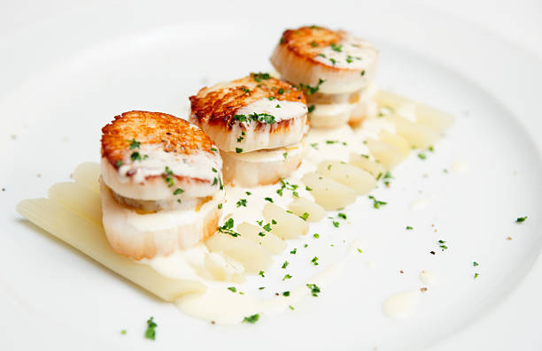 istock Fried scallops with asparagus and cream sauce 459593651