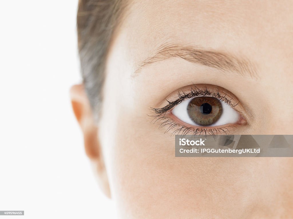 Mujer joven en primer plano de los ojos - Foto de stock de Ojos marrones libre de derechos