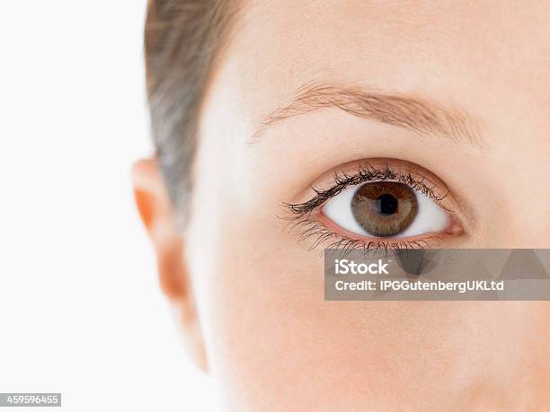 Mujer Joven En Primer Plano De Los Ojos Foto de stock y más banco de imágenes de Ojos marrones - Ojos marrones, Adulto, Adulto joven