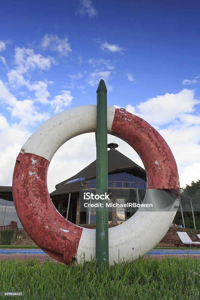 Salva-vidas penduradas em um poste na piscina - Foto de stock de Acampar royalty-free