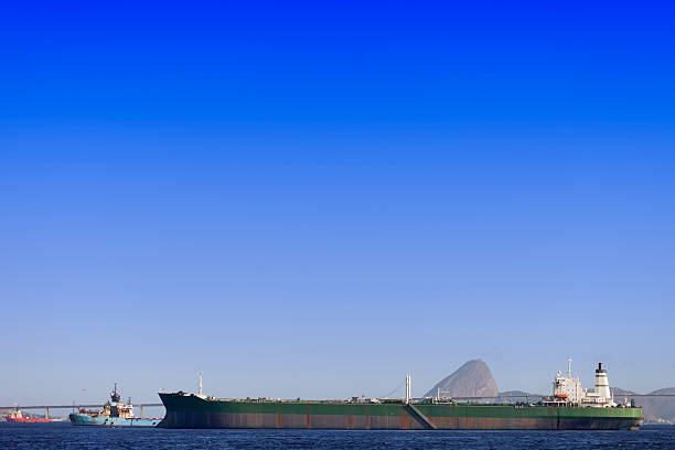 schiff vor anker an der bucht von guanabara in rio - tpc sugarloaf stock-fotos und bilder