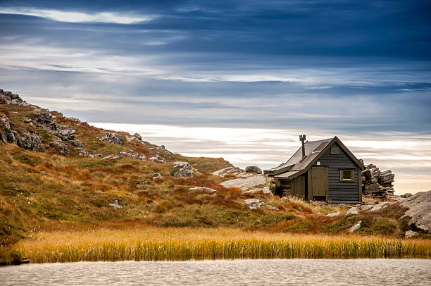 paysage environnant bergen en norvège. - horizon over water white green blue photos et images de collection