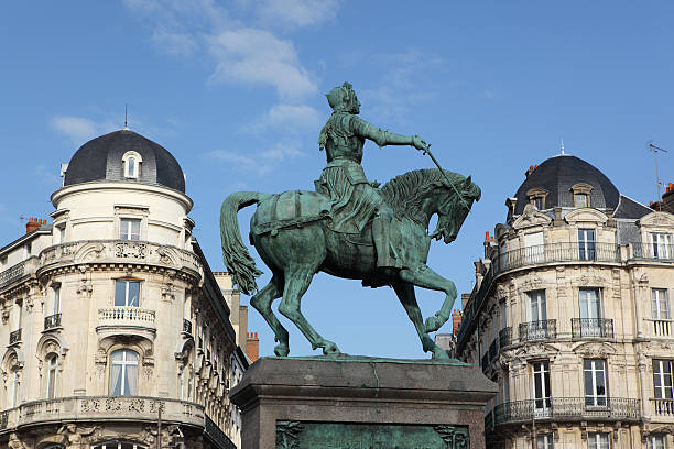 estatua de jeanne d arco en orléans, francia - orleans fotografías e imágenes de stock