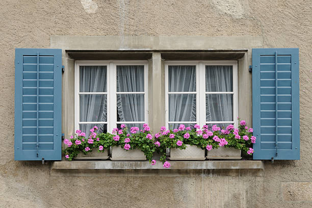 suiza ventana) - wood shutter rusty rust fotografías e imágenes de stock