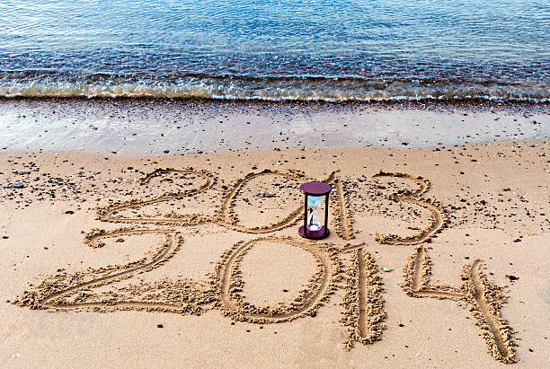 novo ano vai para a praia do mar vermelho - 2013 beach sand new years day imagens e fotografias de stock