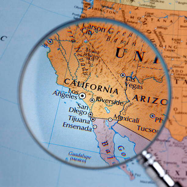 lente di ingrandimento sulla mappa della california - nevada map las vegas metropolitan area cartography foto e immagini stock