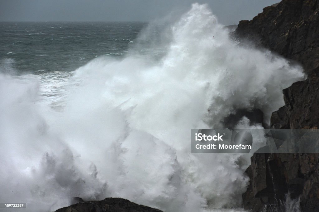 Onda quebrando O cliffs at Pendeen Cornualha durante a tempestade - Foto de stock de Borrifo royalty-free