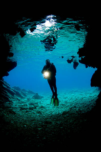 plongeur dans une grotte sous-marine sur le devant - scuba diving flash photos et images de collection