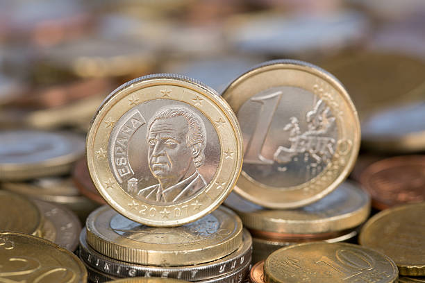 ein-euro-münze juan carlos von spanien mit king-size-bett - ein euro stock-fotos und bilder