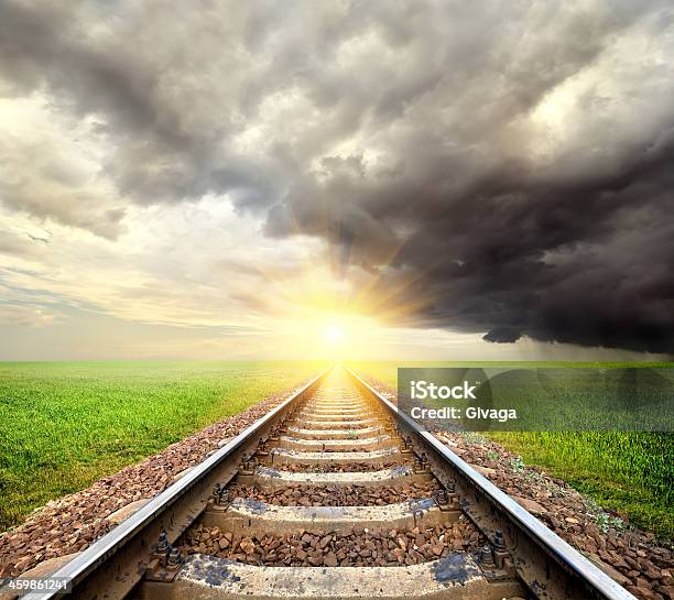 Железнодорожная И Облака — стоковые фотографии и другие картинки Абстрактный - Абстрактный, Атмосфера - Понятия, Без людей