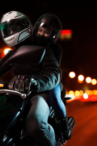 Pareja Joven Montando Una Motocicleta Foto de stock y más banco de imágenes  de Motocicleta - Motocicleta, Noche, Montar - iStock