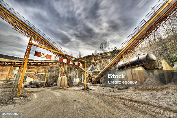 Rock Quarry Foto de stock y más banco de imágenes de Cantera - Cantera, Minería, Solar de construcción