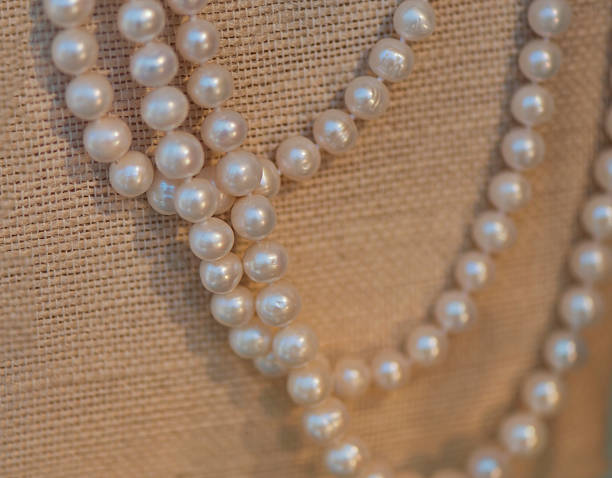 colar de pérolas - freshwater pearl imagens e fotografias de stock