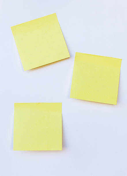 blanc jaune sur fond isolé blanc note - planning adhesive note business office photos et images de collection