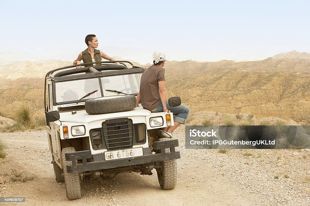 Casal em quatro rodas de carro de - Foto de stock de 4x4 royalty-free