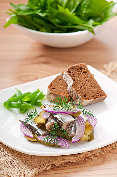 ensalada de pepino con arenques encurtidos y cebollas - healthy eating food and drink raw leek fotografías e imágenes de stock