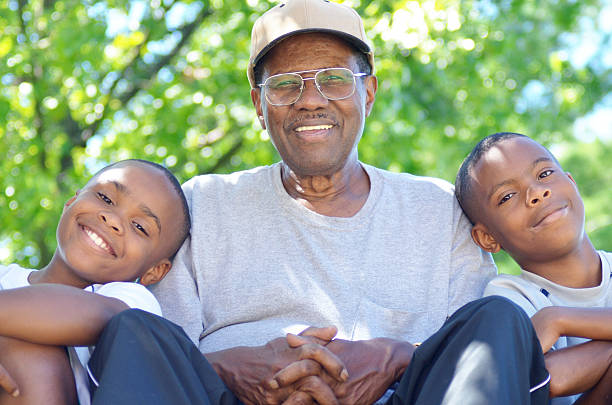 grandpa e netos - senior adult photograph photography family tree - fotografias e filmes do acervo