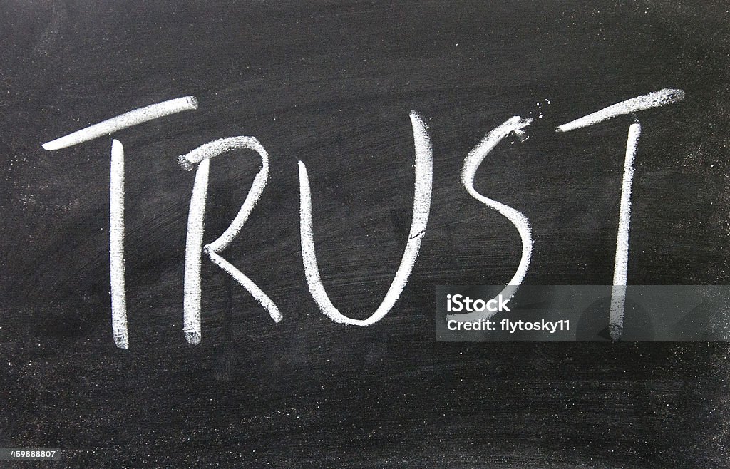 trust Titel geschrieben mit Kreide auf einer Tafel - Lizenzfrei Abhängigkeit Stock-Foto