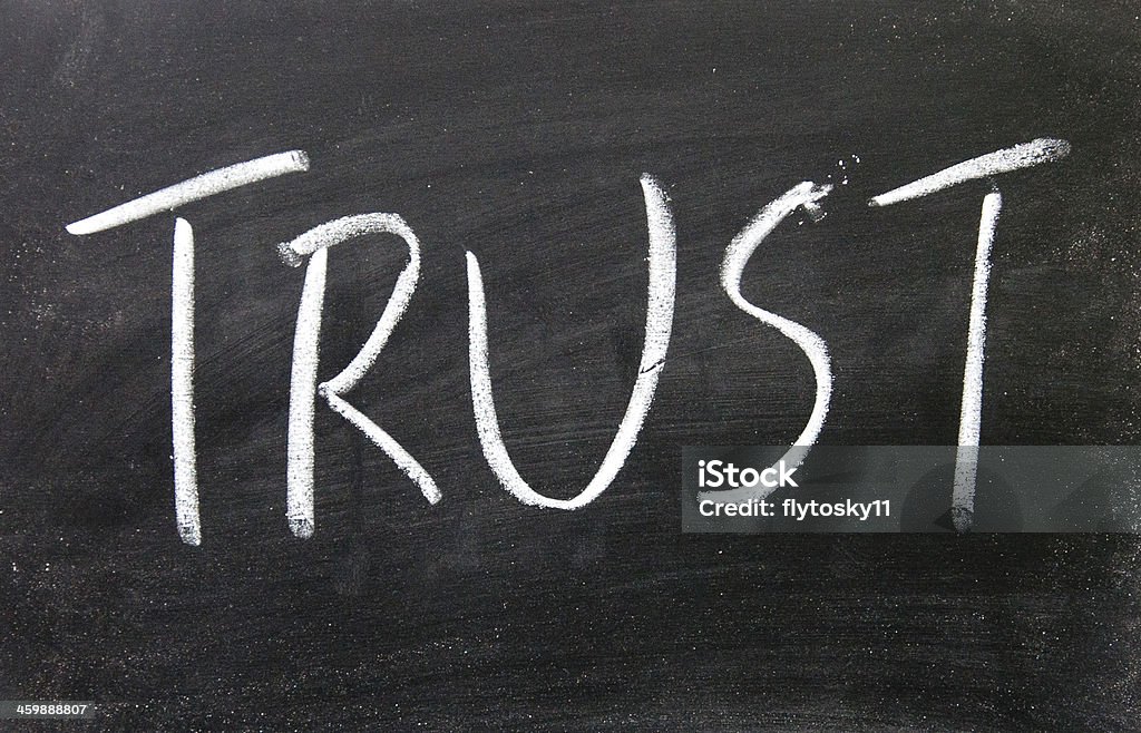 Доверие название письменного с мелом blackboard - Стоковые фото Безопасность роялти-фри