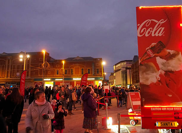 coca-cola camion de noël arrive à blackpool.  royaume-uni - santas cap photos et images de collection