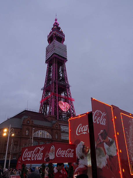 coca-cola camion de noël arrive à blackpool.  royaume-uni - santas cap photos et images de collection