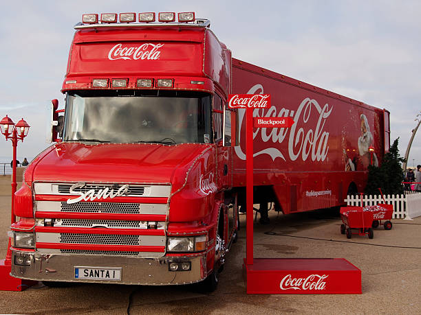 coca-cola camion de noël arrive à blackpool.  royaume-uni - santas cap photos et images de collection