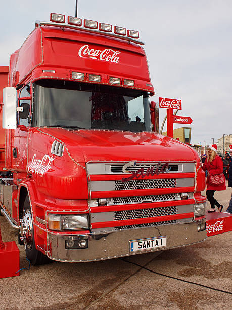 coca-cola camion de noël arrive à blackpool.  royaume-uni - santas cap photos et images de collection