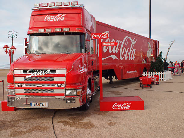 coca-cola camion de noël arrive à blackpool.  royaume-uni - santas cap photos et images de collection