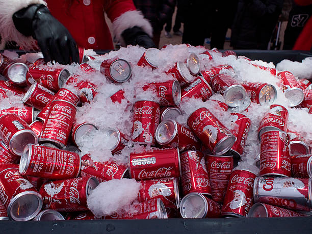 coca-cola camion de noël arrive à blackpool.  royaume-uni - santas cap photos et images de collection