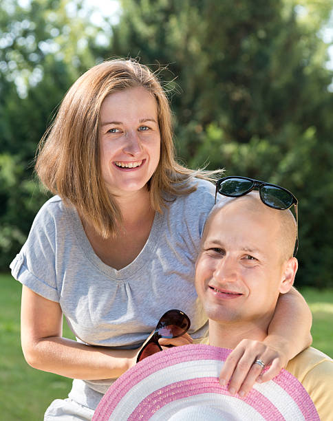 casal jovem - pair couple mid adult happiness imagens e fotografias de stock