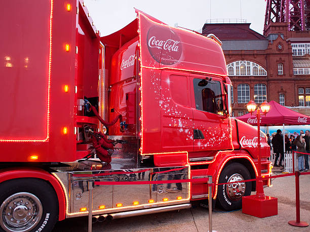 coca-cola camion de noël arrive à blackpool.  royaume-uni - santas cap photos et images de collection