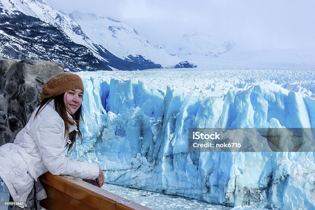 Mulher na geleira Perito Moreno, na Patagônia, Argentina - Foto de stock de Argentina royalty-free