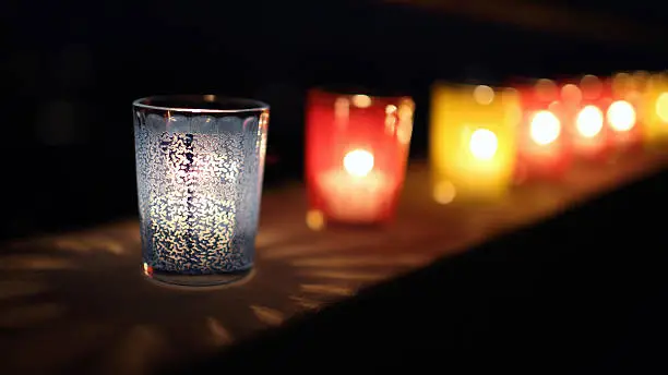 A collection of stained or clear glass in which candles are burnt on windowsills on 8 December.