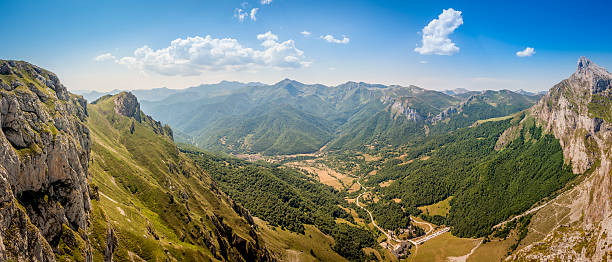 montagne dei picos de europa panoramica - cantabria picos de europe mountains panoramic asturias foto e immagini stock