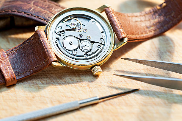 reparo de relógios - watch maker work tool watch equipment - fotografias e filmes do acervo