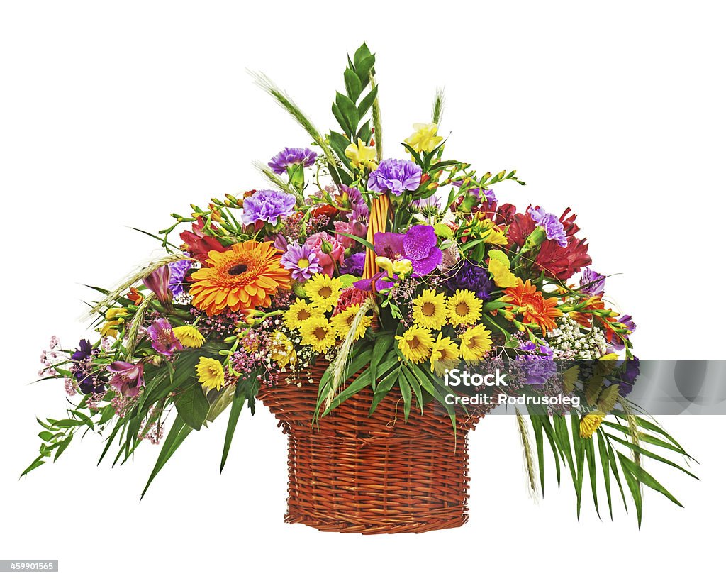 Blumenstrauß Anordnung Mittelpunkt in Weidenkorb Isoliert - Lizenzfrei Blau Stock-Foto