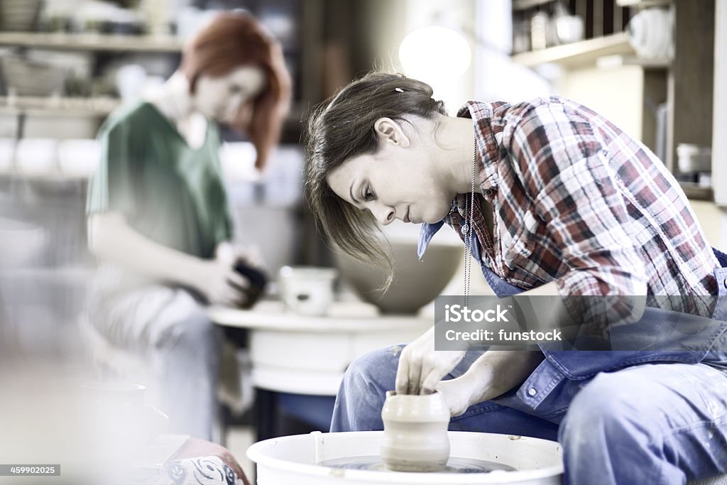 Frau macht vase auf Töpferscheibe - Lizenzfrei Bastelarbeit Stock-Foto