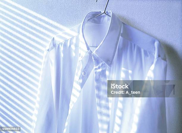 La Camicia Di Una Gruccia - Fotografie stock e altre immagini di Camicia - Camicia, Stile minimalista, Abbigliamento