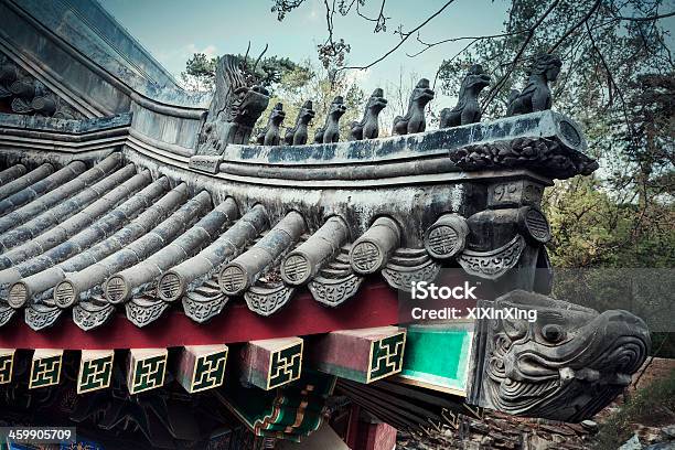 Foto de Closeup Do Azulejos Decorados Em Chinês Na Cobertura Do Edifício e mais fotos de stock de Animal