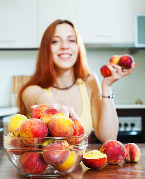 Positive houswife with peaches