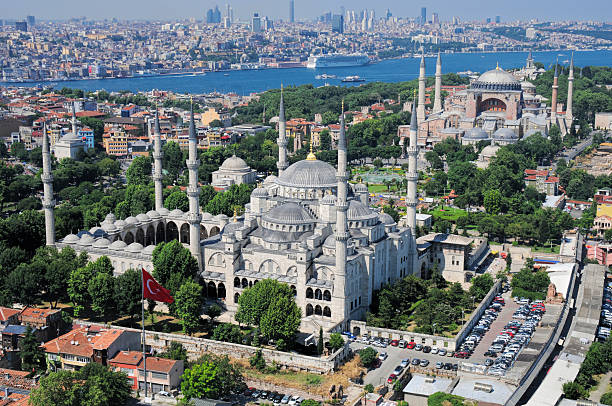 вид с воздуха голубая мечеть и айя-софия в стамбуле - sultan ahmed mosque стоковые фото и изображения