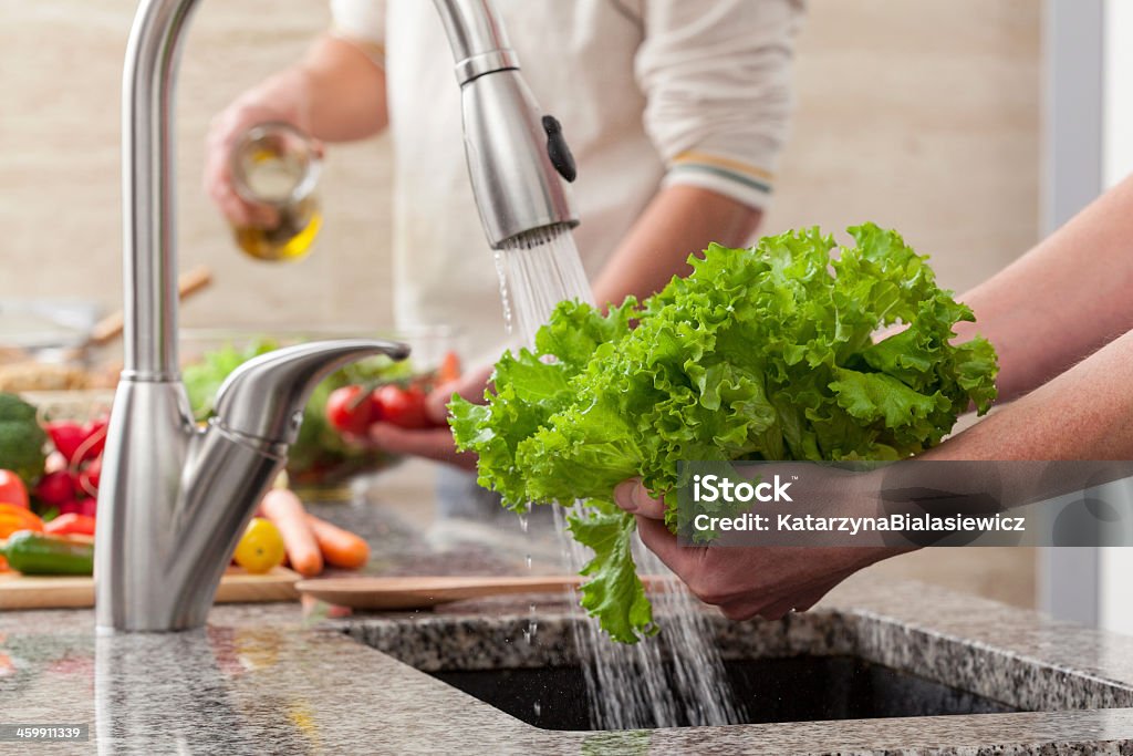 Lavado de una ensalada de verduras - Foto de stock de Lavar libre de derechos