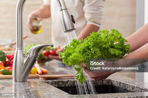 Lavado De Una Ensalada De Verduras Foto de stock y más banco de imágenes de Lavar - Lavar, Vegetal, Fruta