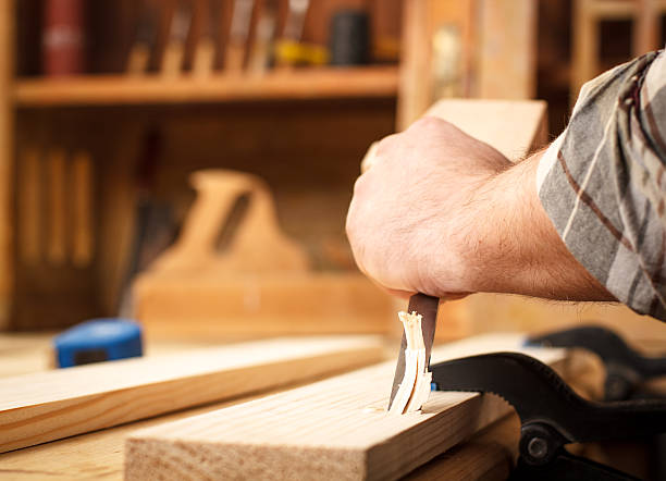 carpintero con herramientas de trabajo. - work tool chisel wood mallet fotografías e imágenes de stock